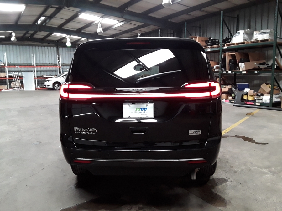 Black Chrysler Pacifica image number 5