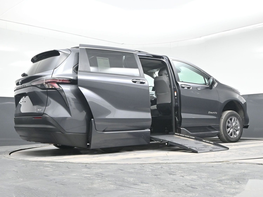 New 2025 Toyota Sienna Hybrid XLE Plus - BraunAbility Side Entry Entry Fold Out Automatic Ramp