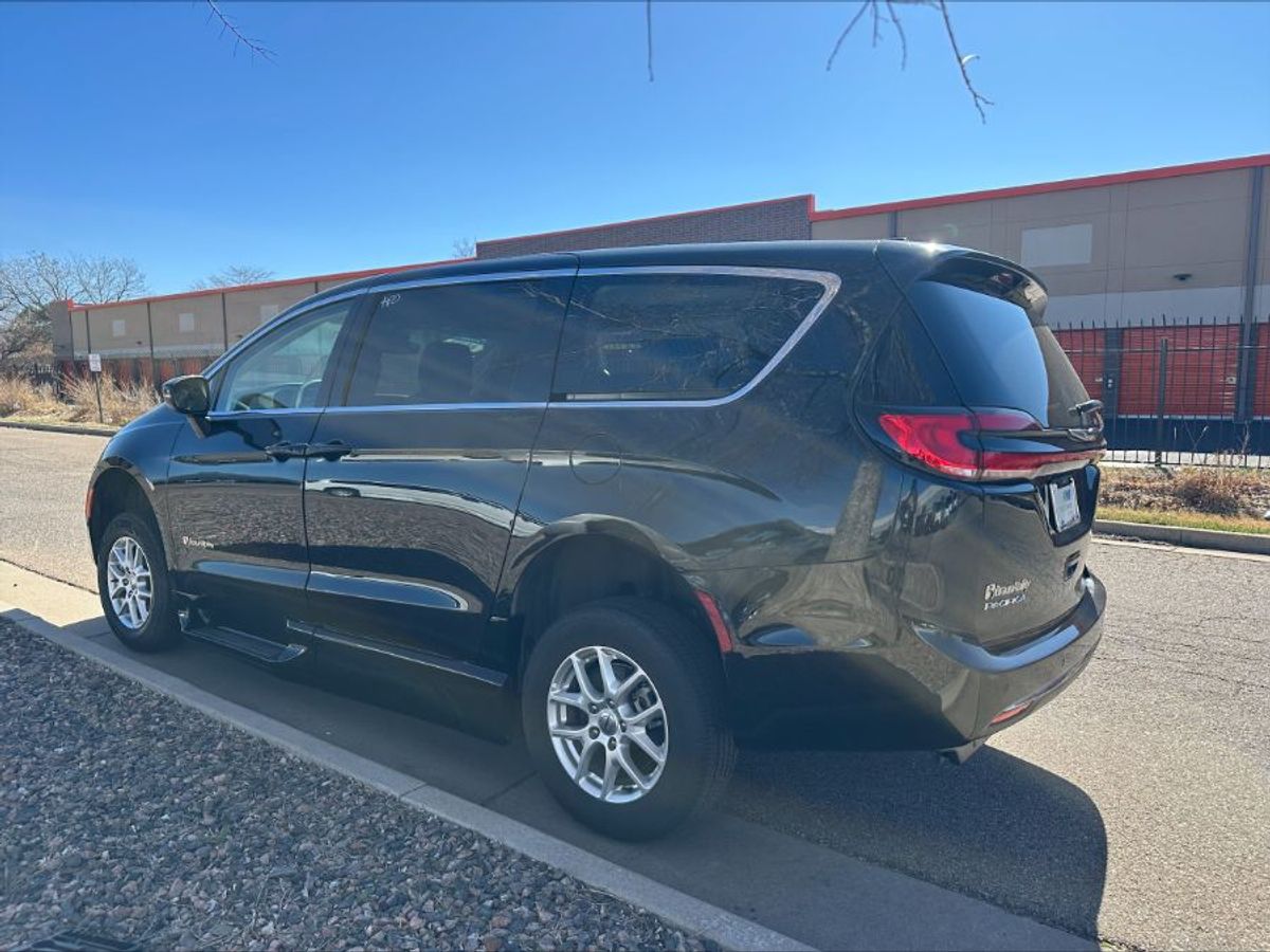 2023 CHRYSLER PACIFICA - Image 11