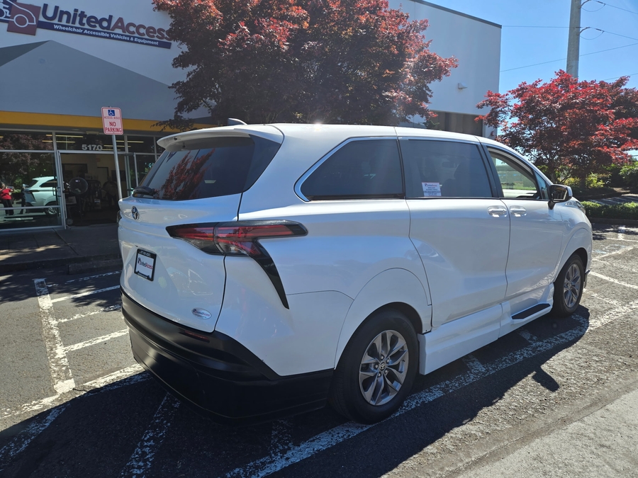 Used 2021 Toyota Sienna Hybrid LE AWD - Vantage Mobility Commercial Side Entry In Floor Manual Ramp