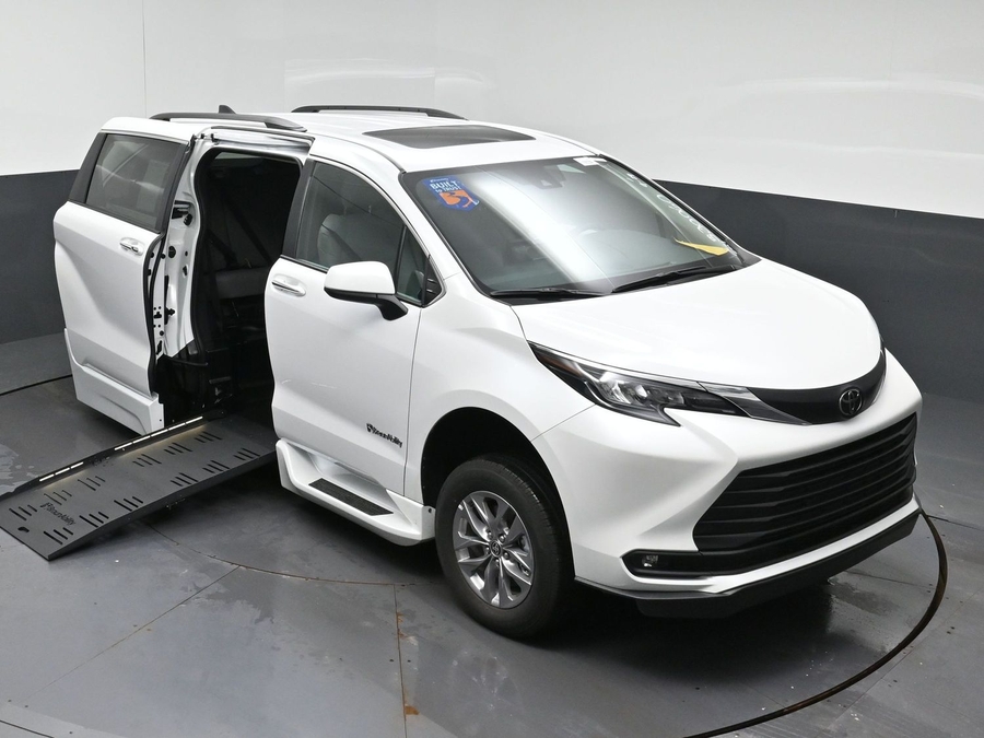 White Toyota Sienna image number 22
