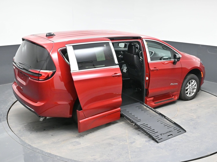 Red Chrysler Pacifica image number 22