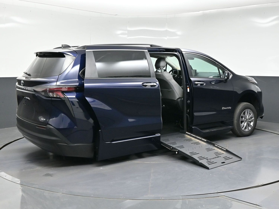 New 2026 Toyota Sienna Hybrid XLE Add - BraunAbility Side Entry Fold Out Automatic Ramp