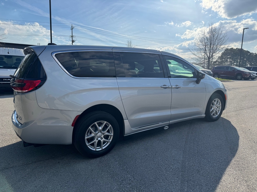 Silver Chrysler Pacifica image number 4
