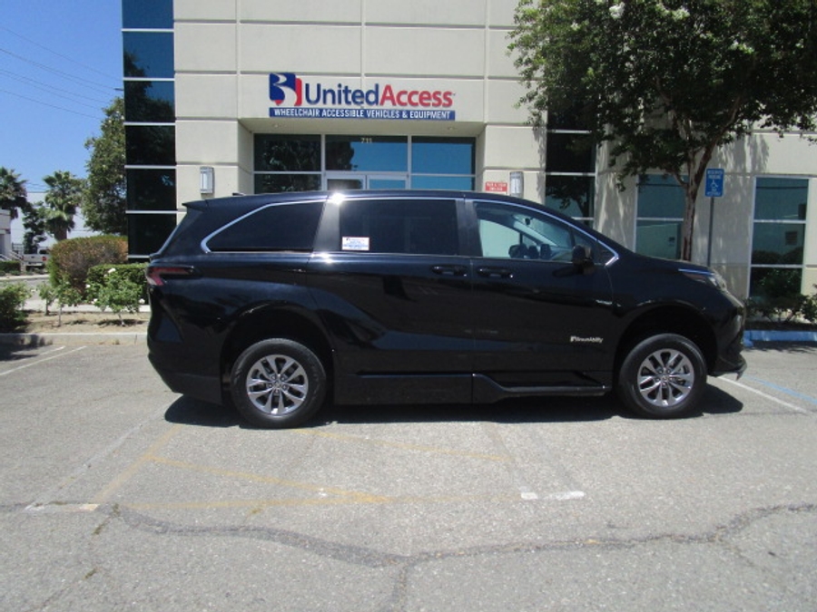 Used 2024 Toyota Sienna Hybrid LE Base - BraunAbility Side Entry Fold Out Automatic Ramp