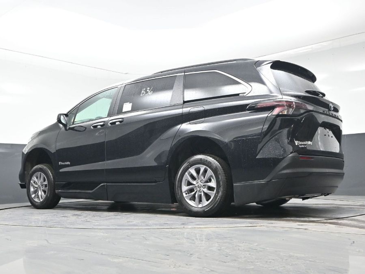 Black Toyota Sienna image number 23