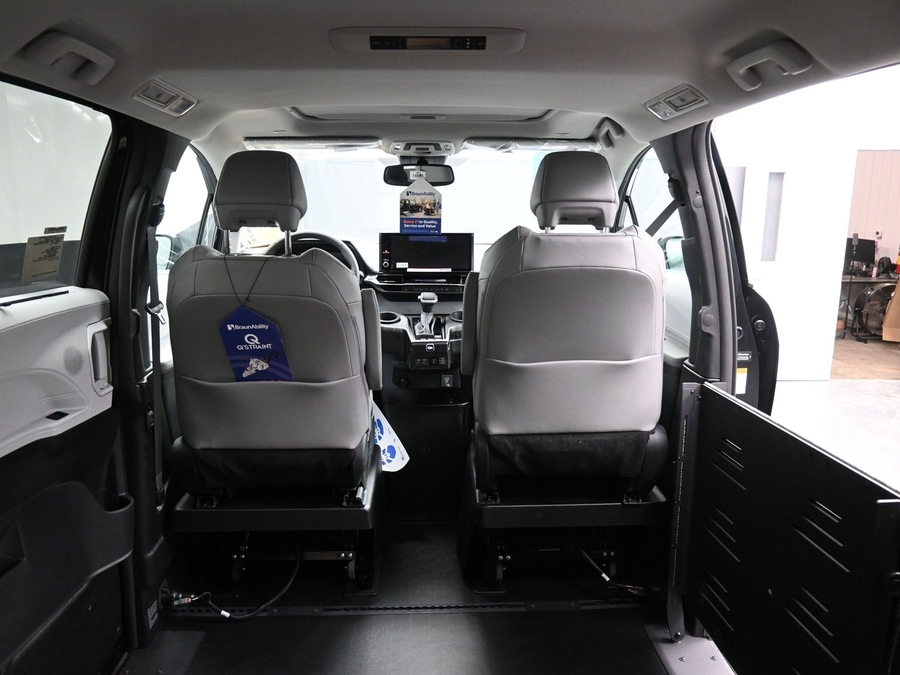 Black Toyota Sienna image number 14