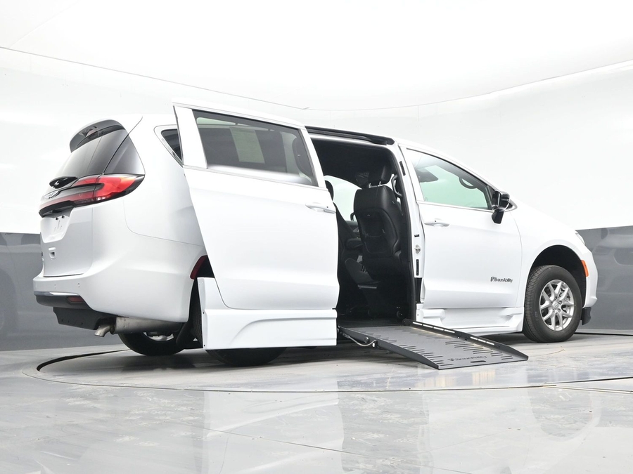 New 2026 Chrysler Pacifica Select Safety - BraunAbility Side Entry Entry Fold Out Automatic Ramp