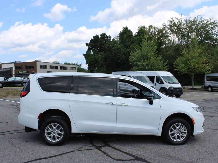 White Chrysler Pacifica image number 7
