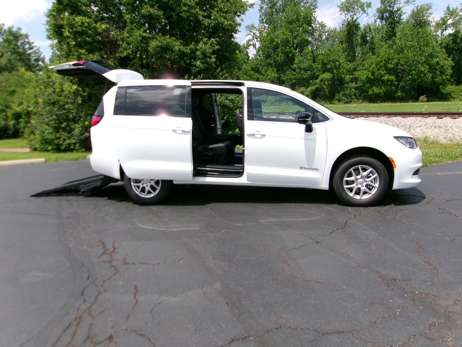 White Chrysler Voyager image number 11