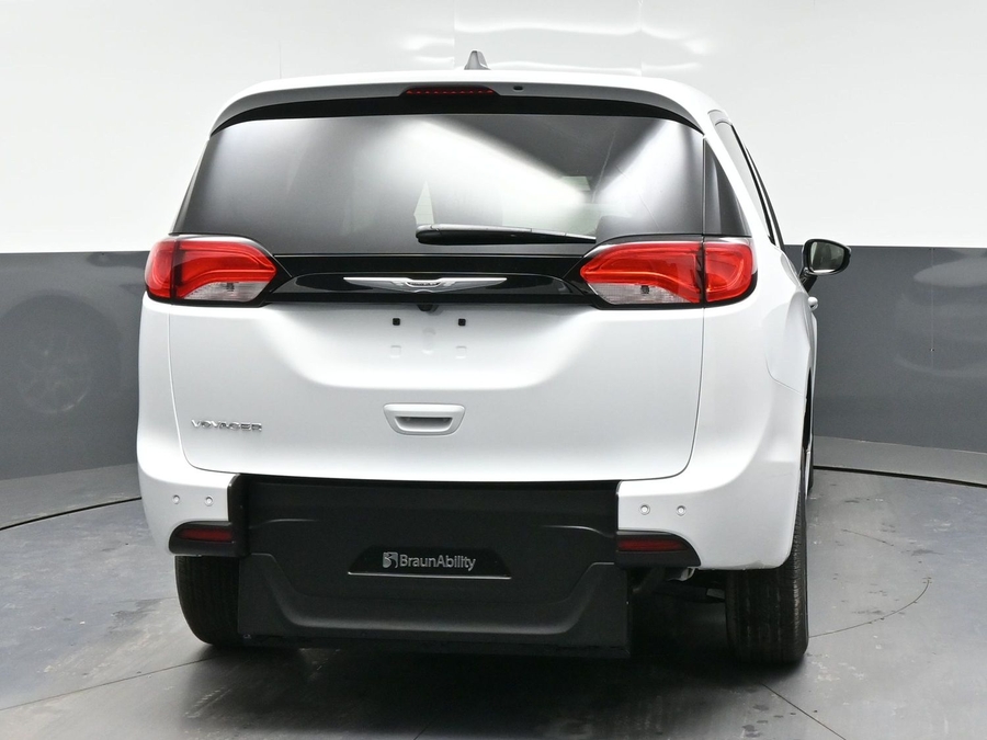 White Chrysler Voyager image number 3
