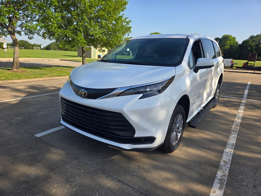 New 2026 Toyota Sienna Hybrid LE NOT ADA - Vantage Mobility Rear Entry Fold Out Manual Ramp