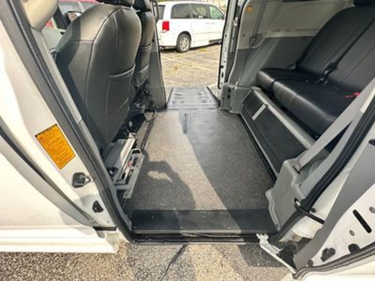 2011 TOYOTA SIENNA - Image 3