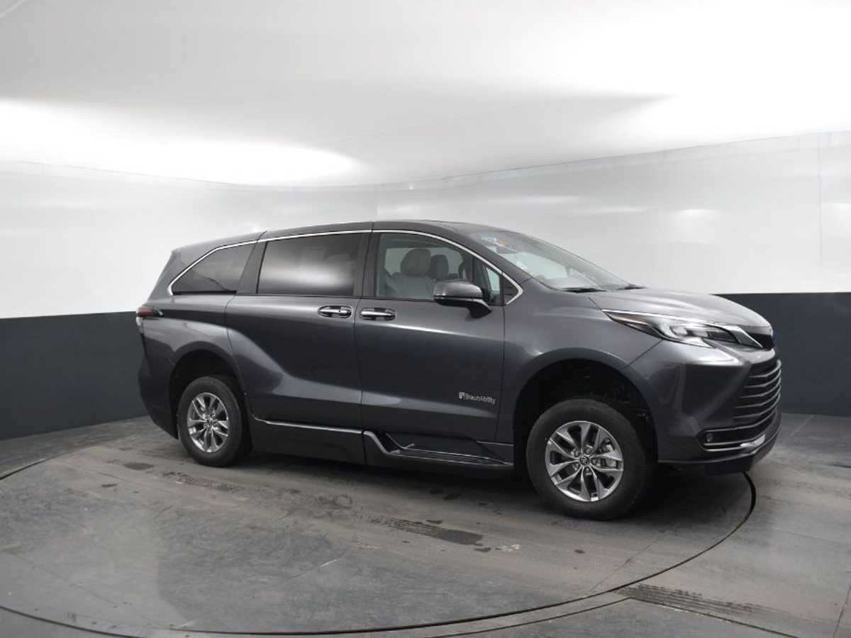 Grey Toyota Sienna image number 11