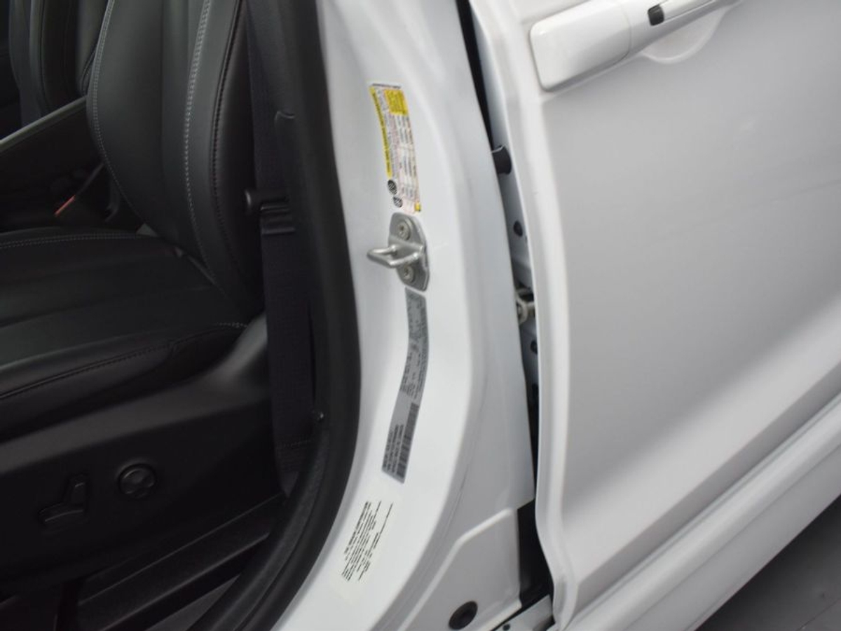 White Chrysler Voyager image number 15