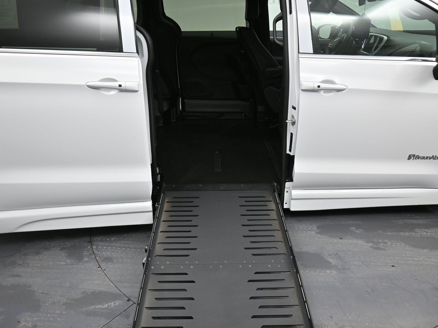 White Chrysler Pacifica image number 24