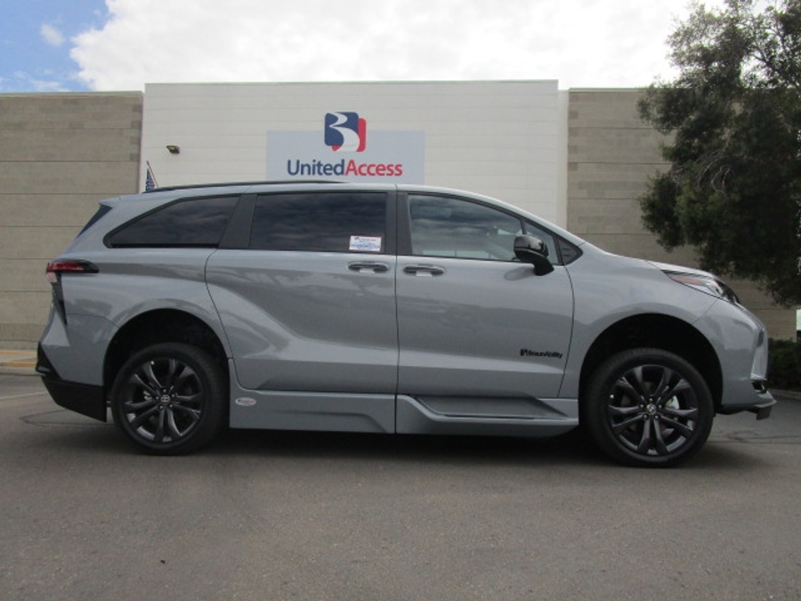 New 2026 Toyota Sienna Hybrid XSE Sport - BraunAbility Side Entry Fold Out Automatic Ramp