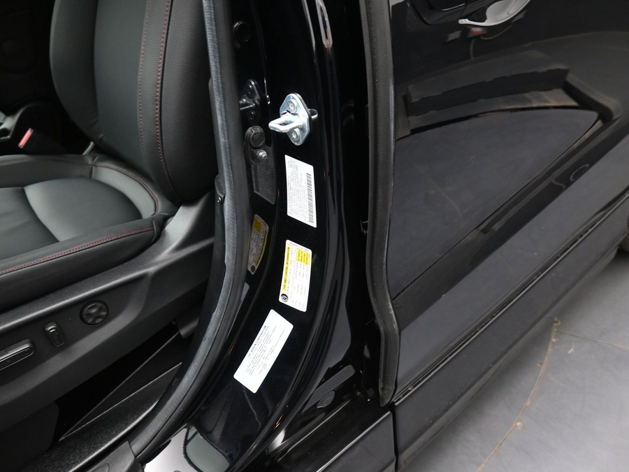 Black Honda Odyssey image number 13