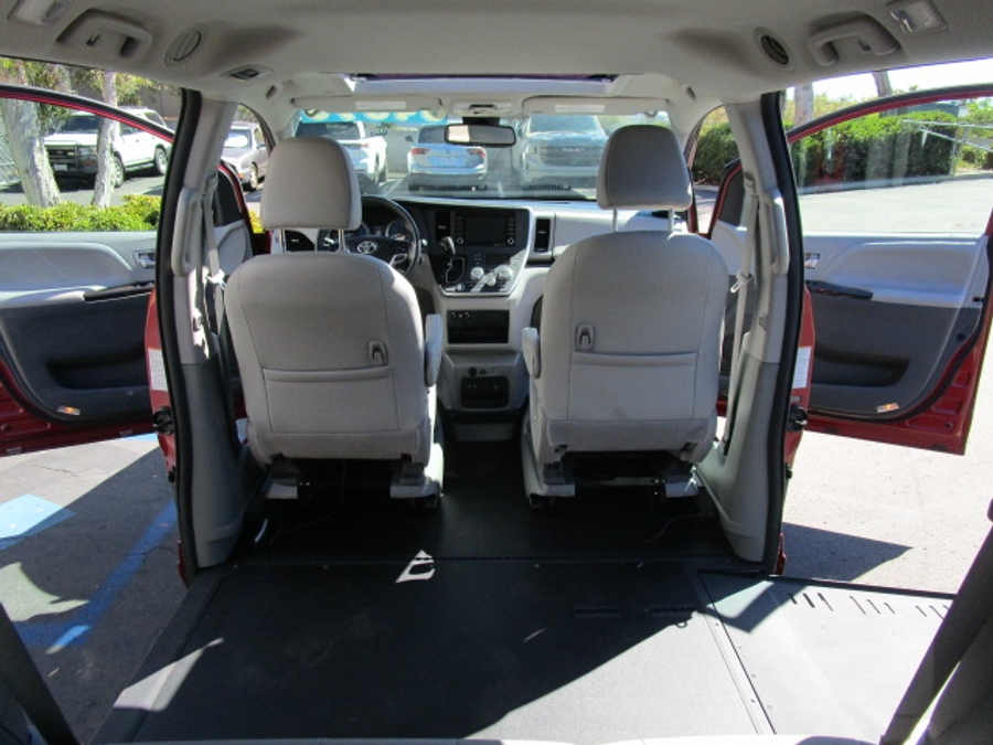 Used 2020 Toyota Sienna XLE - BraunAbility Side Entry Entry In Floor Automatic Ramp