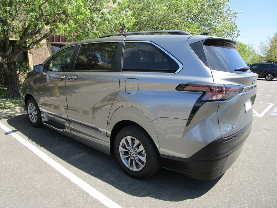 Grey Toyota Sienna image number 5