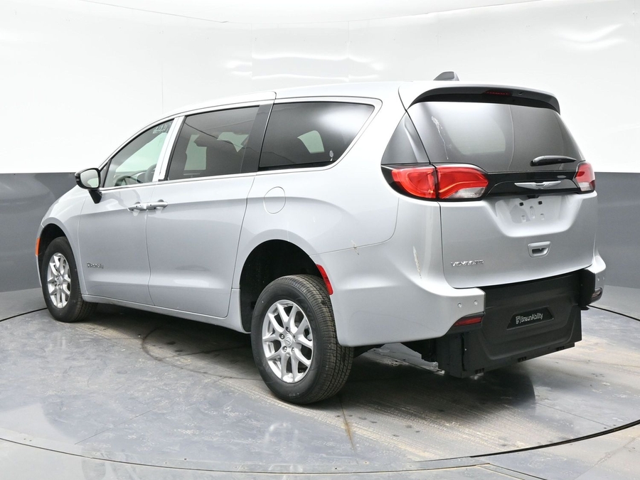 Silver Chrysler Voyager image number 4