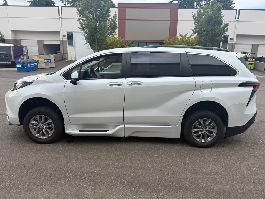 White Toyota Sienna image number 2