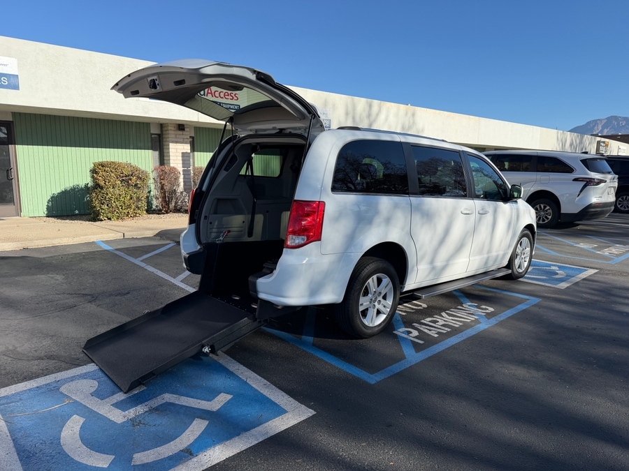 Used 2019 Dodge Grand Caravan SXT - International Mobility Rear Entry Entry Fold Out Manual Ramp