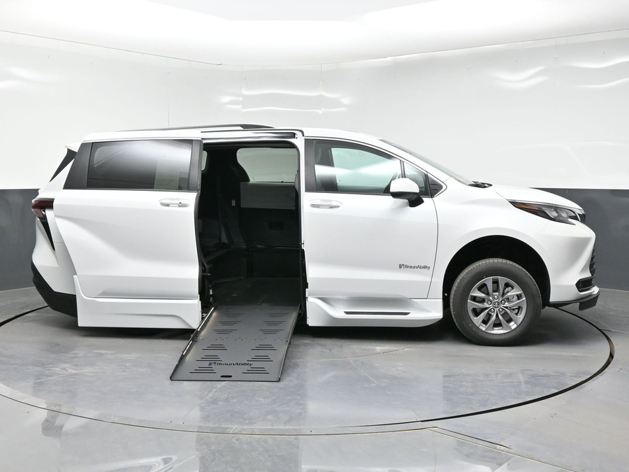 White Toyota Sienna image number 4