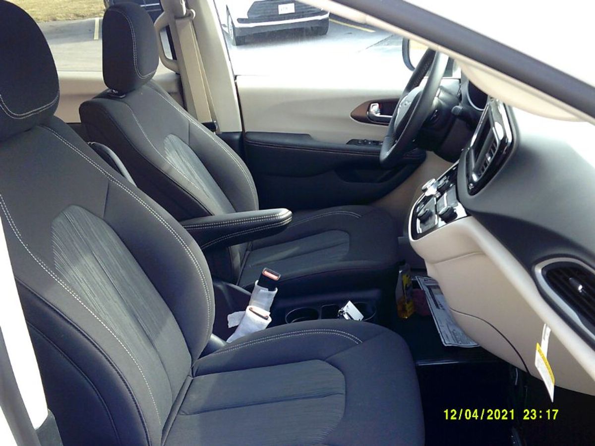 White Chrysler Voyager image number 14