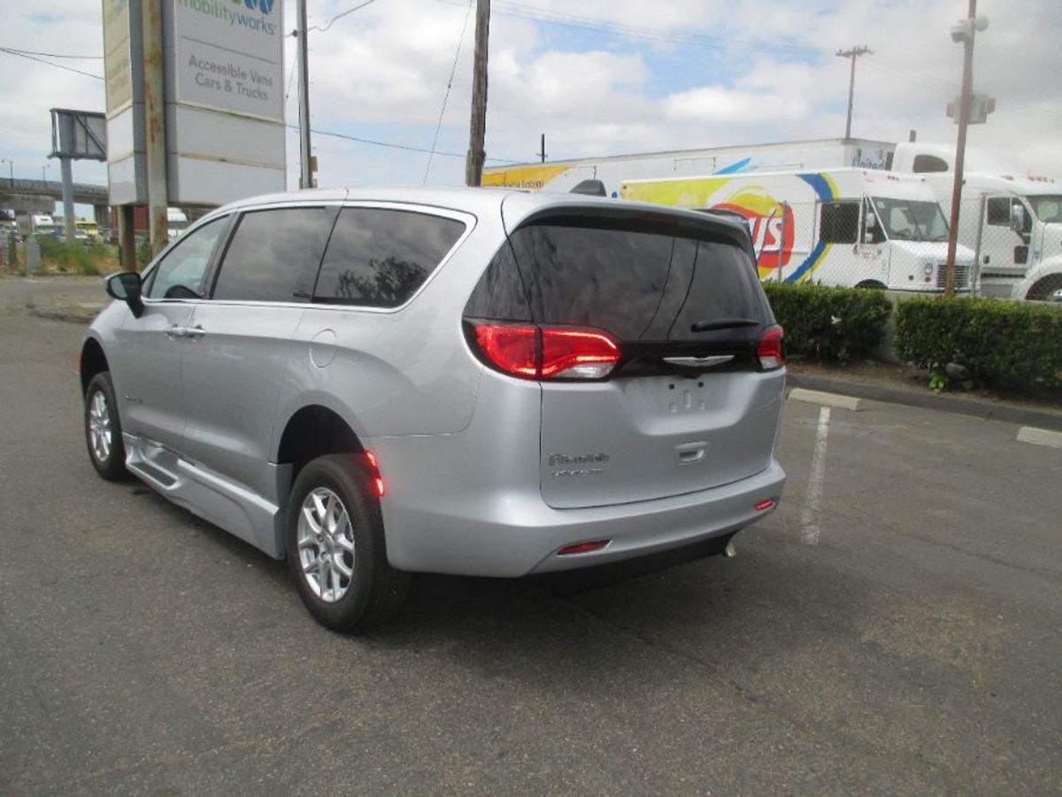 Silver Chrysler Voyager image number 2