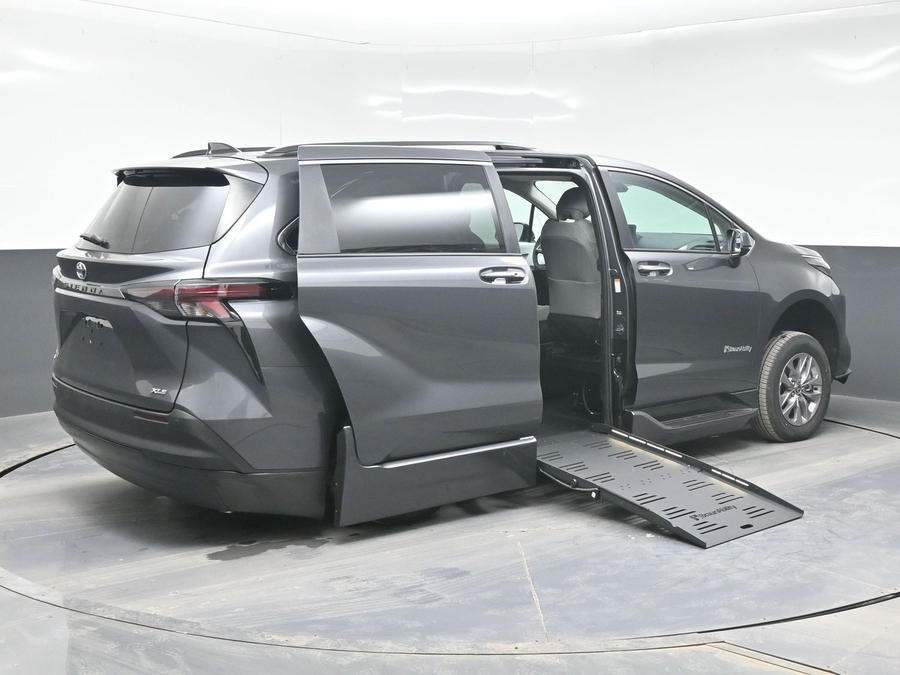 Grey Toyota Sienna image number 6