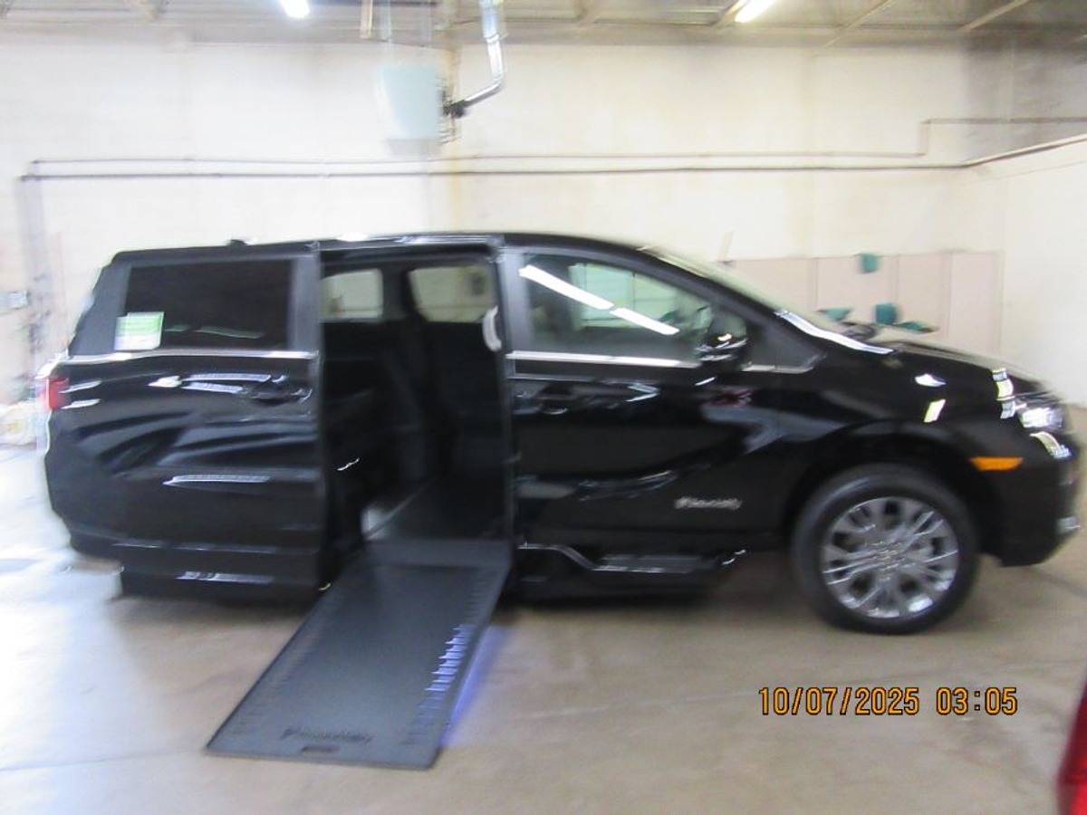 2025 Honda Odyssey Touring's photo