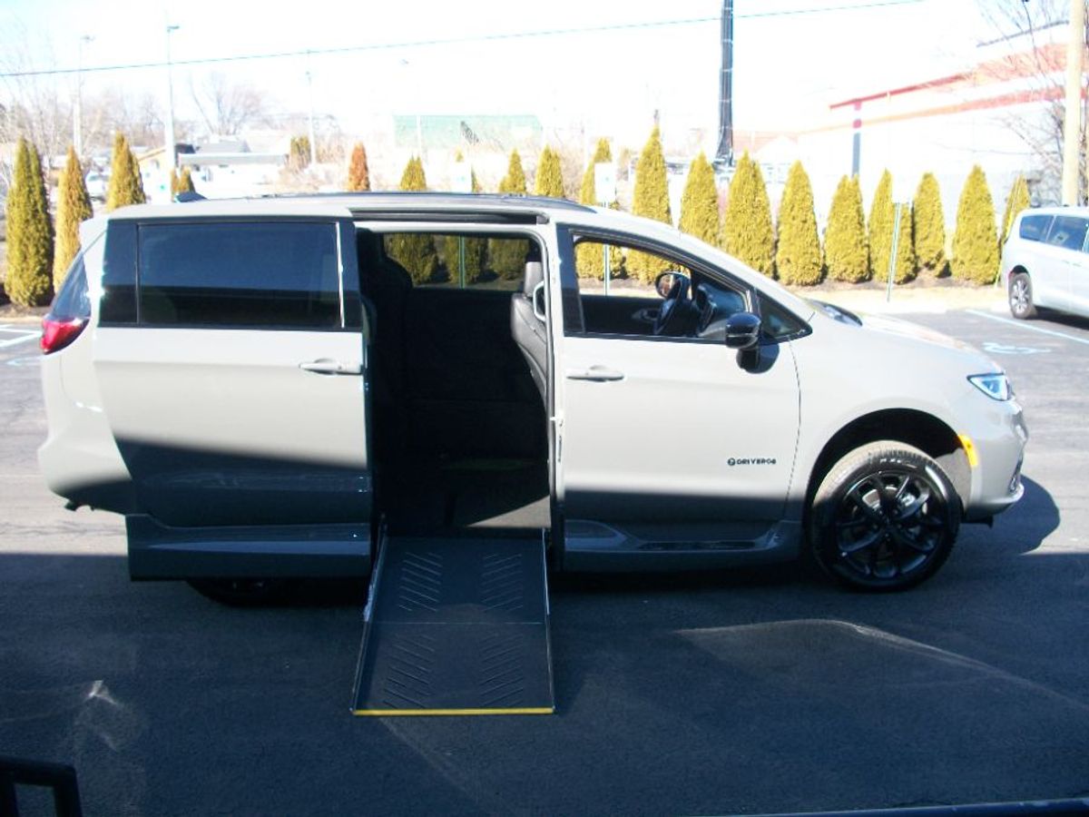 Grey Chrysler Pacifica image number 9