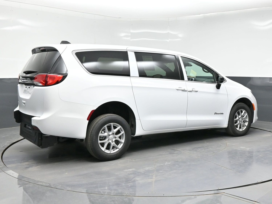 White Chrysler Voyager image number 3