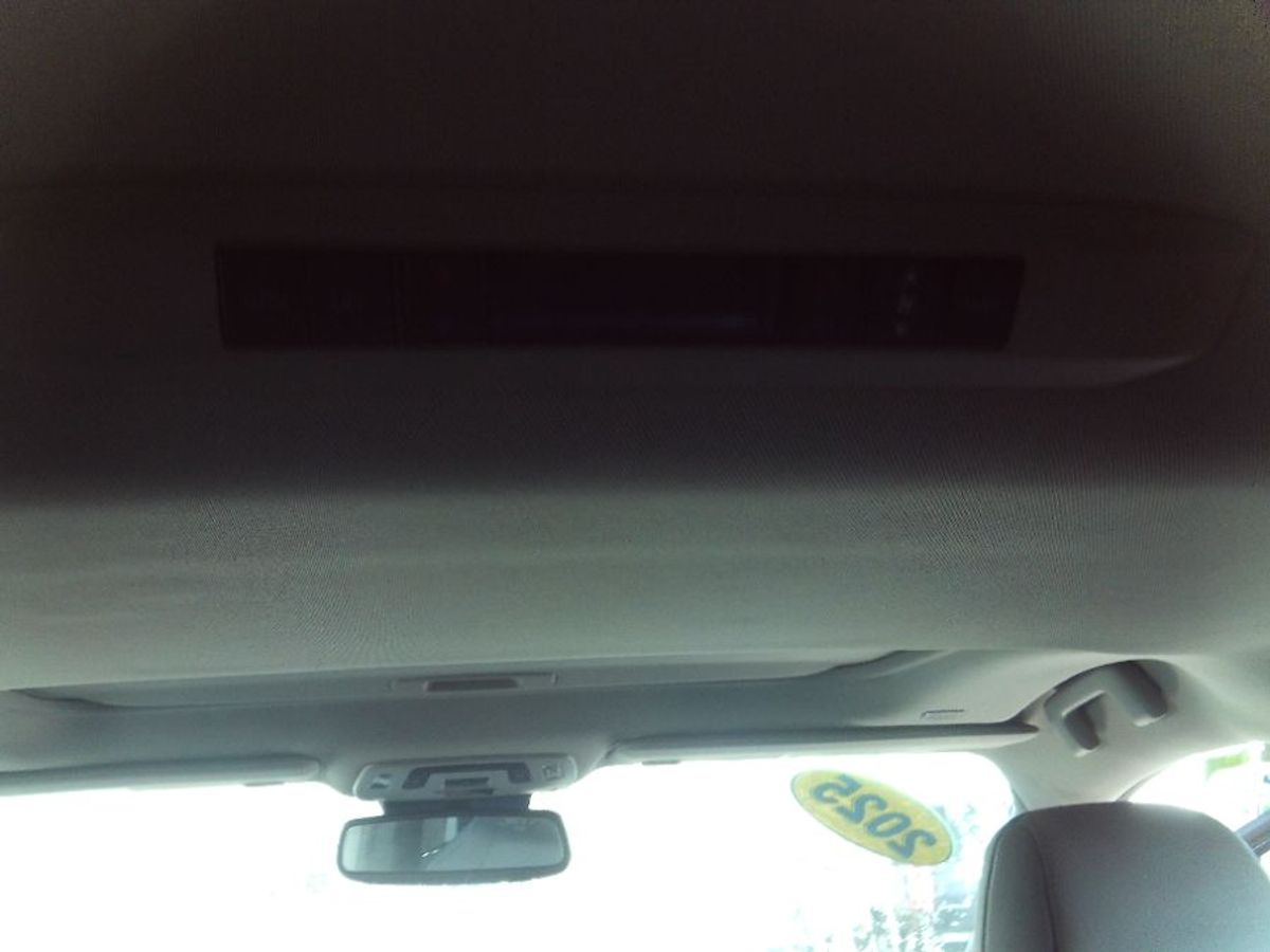 Grey Toyota Sienna image number 4