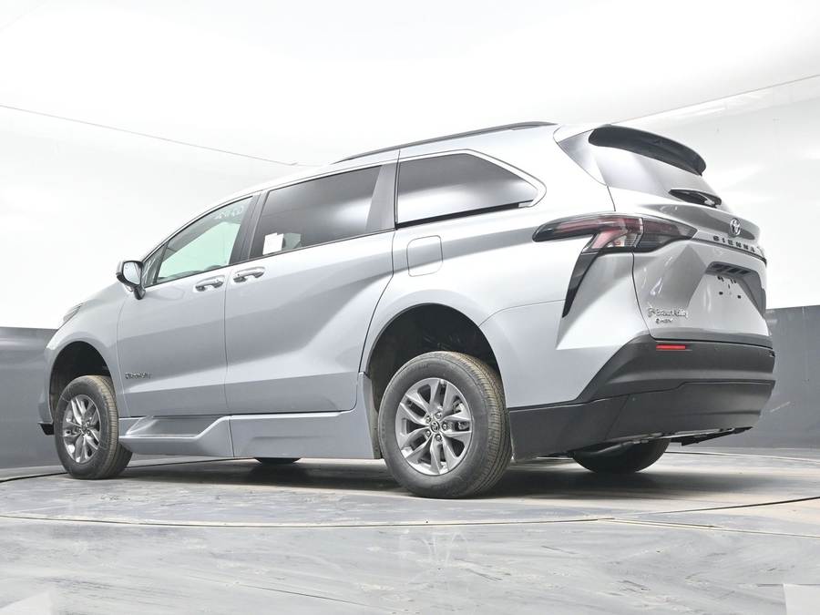 Silver Toyota Sienna image number 20
