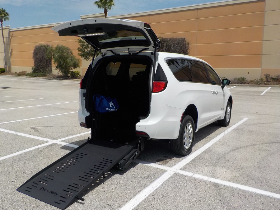 White Chrysler Voyager image number 28