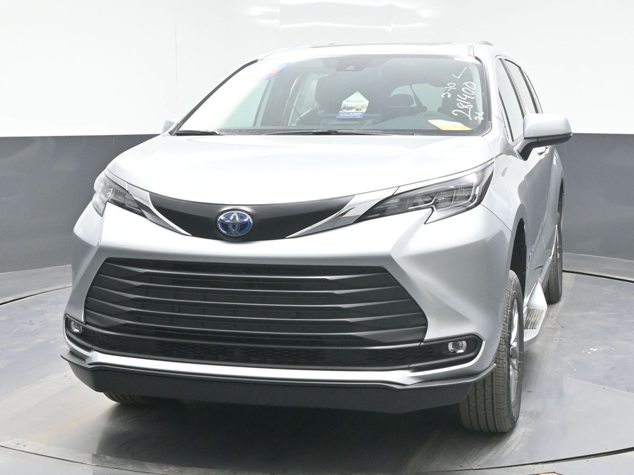 Silver Toyota Sienna image number 1