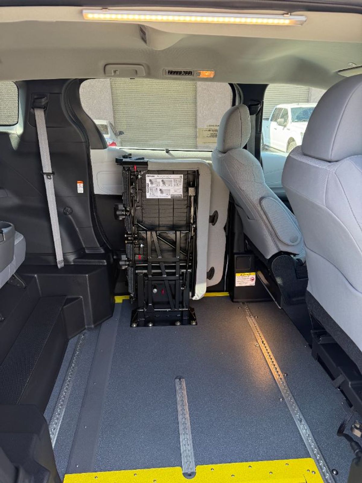 White Toyota Sienna image number 3