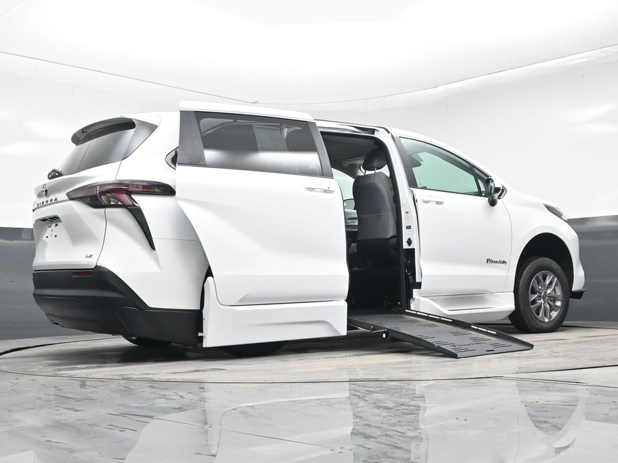 New 2025 Toyota Sienna Hybrid LE - BraunAbility Side Entry Entry Fold Out Automatic Ramp