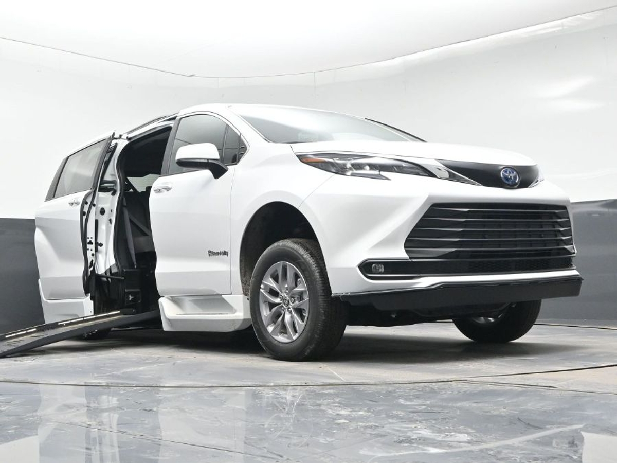 2025 TOYOTA SIENNA - Image 25