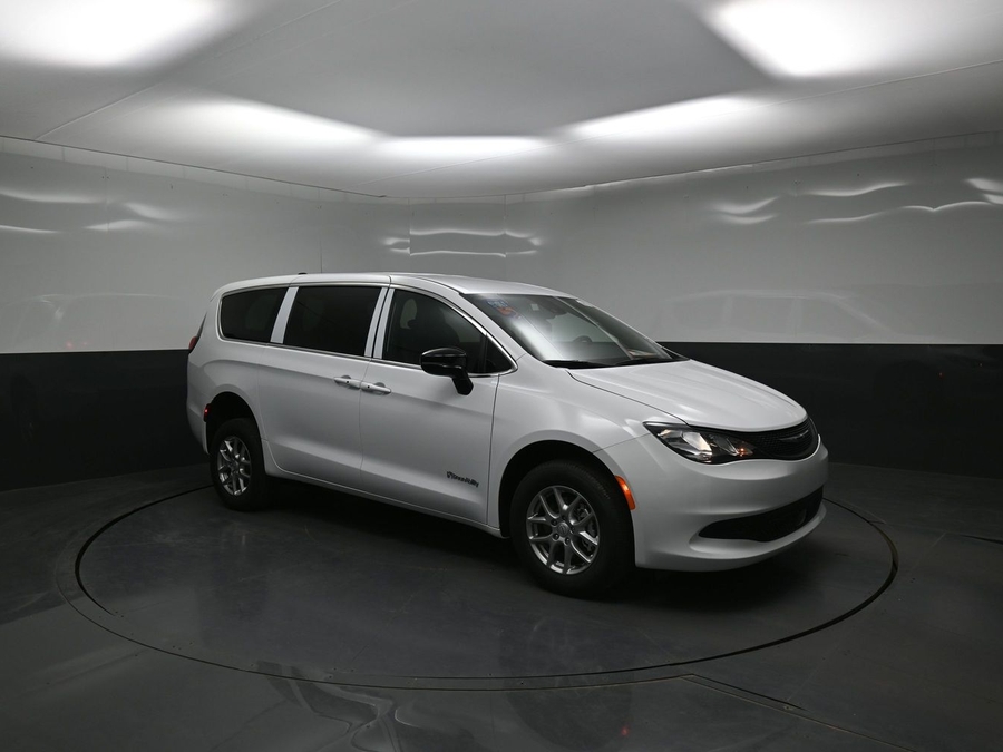 White Chrysler Voyager image number 16