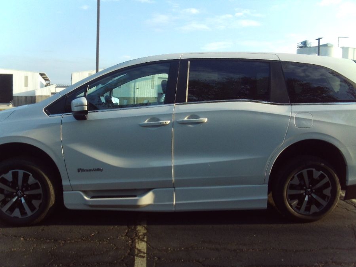 White Honda Odyssey image number 15