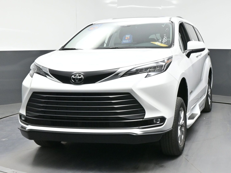 New 2026 Toyota Sienna Hybrid XLE Base - BraunAbility Side Entry Entry Fold Out Automatic Ramp
