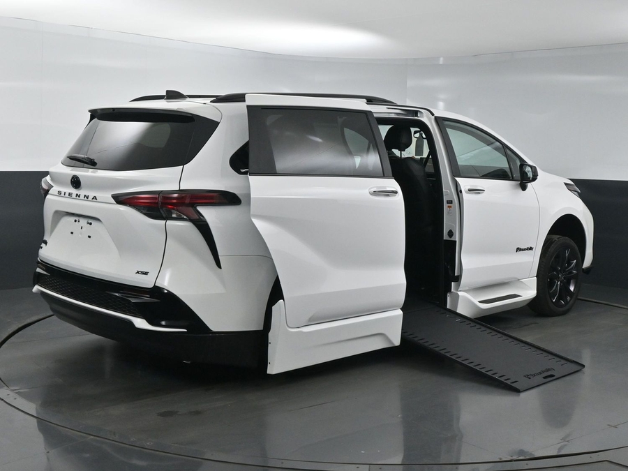 New 2025 Toyota Sienna Hybrid XSE Sport - BraunAbility Side Entry Entry In Floor Automatic Ramp