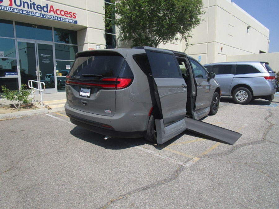 Used 2023 Chrysler Pacifica Touring L - VMI Side Entry Entry In Floor Automatic Ramp