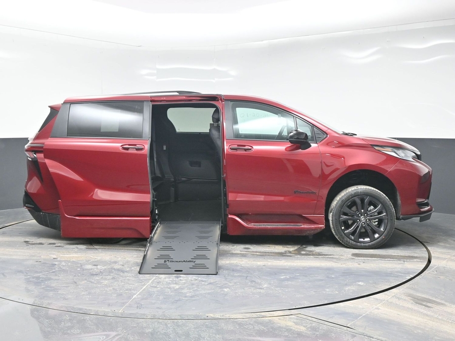 New 2025 Toyota Sienna Hybrid XSE Sport - BraunAbility Side Entry Entry Fold Out Automatic Ramp