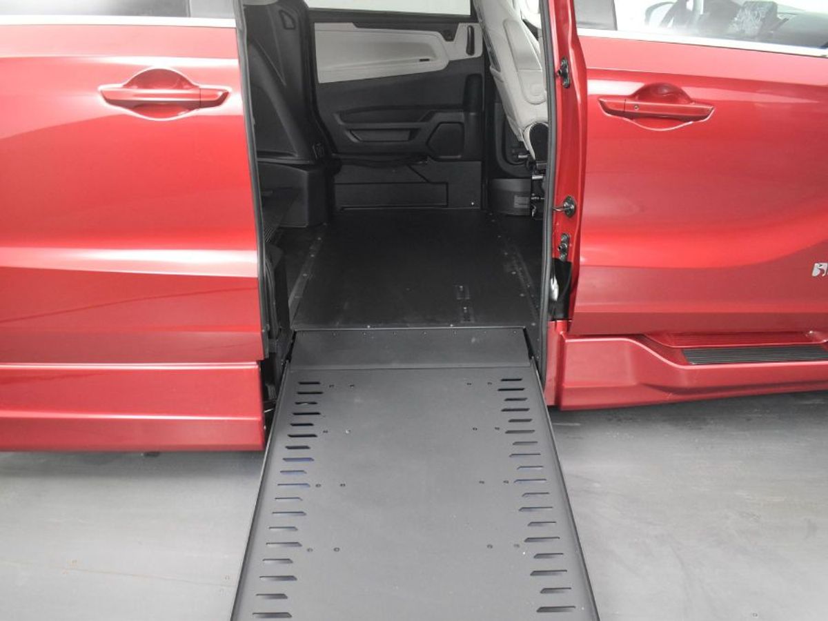 Red Honda Odyssey image number 11