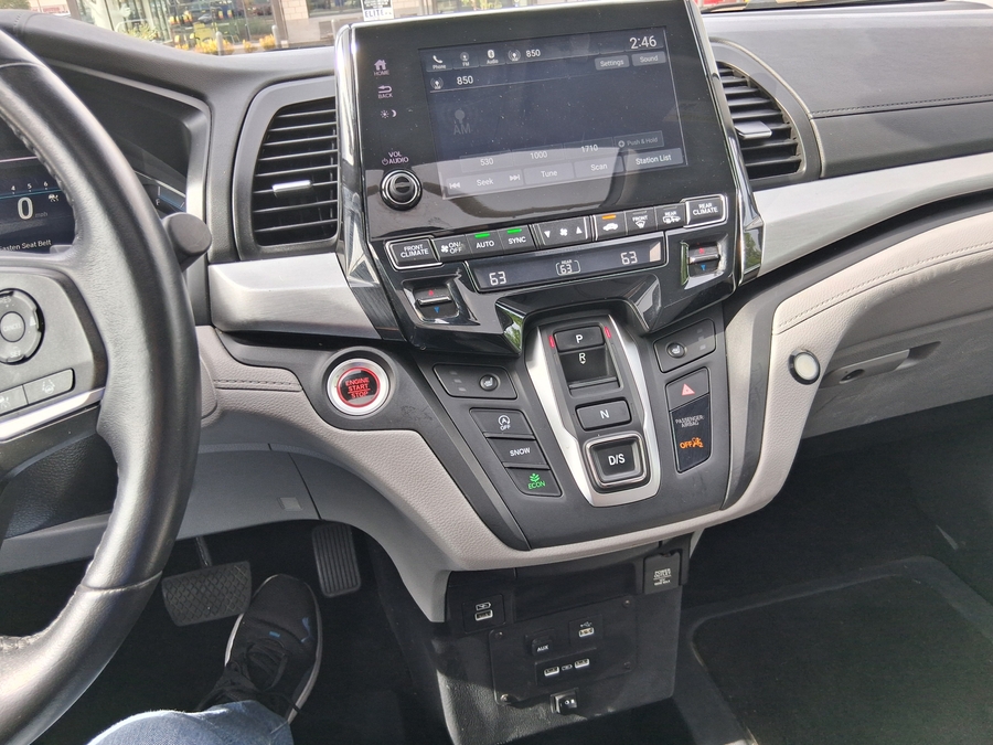 Silver Honda Odyssey image number 5