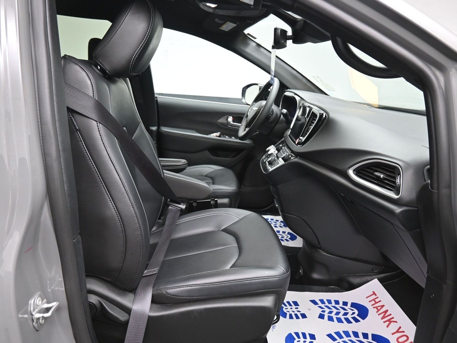 Used 2025 Chrysler Pacifica Select - BraunAbility Side Entry Entry Fold Out Automatic Ramp